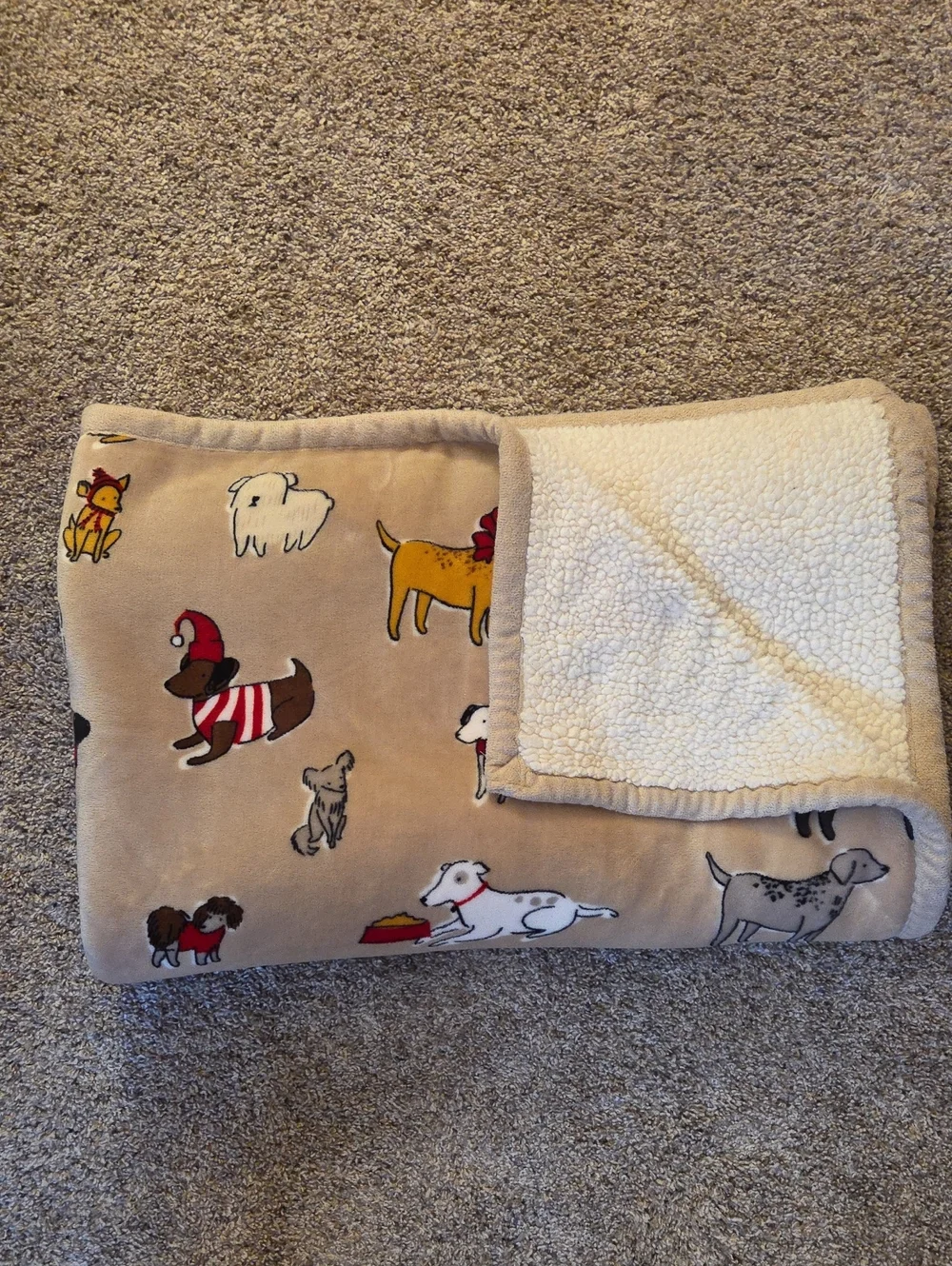Cuddl Duds Cozy Beige Sherpa Throw Blanket with Dog Print